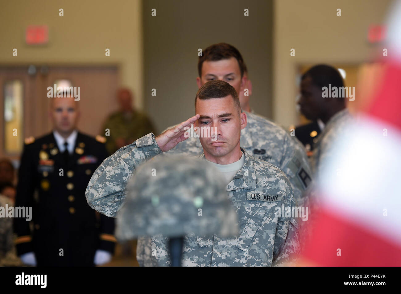 Ein Soldat 3. Der US-Armee Ersatzbataillon zugeordnet, 383 Regiment der gefallenen Soldaten der Schlacht kreuz Anzeige begrüßt während eines gefallenen Soldaten Memorial hielt am 25. Juni 2016 an das Bataillon in St. Louis. Kapitän Antonio D. Braun, ein 3-383 rd Mitglied, war einer der 49 Opfer in der Orlando Nachtclub Juni 12, 2016 shooting getötet. (U.S. Armee Foto von Sgt. Aaron Berogan/Freigegeben) Stockfoto