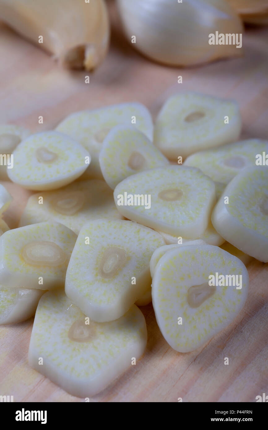 Gehackten Knoblauch bereit zu Kochen und Geschmack viele Rezepte. Stockfoto