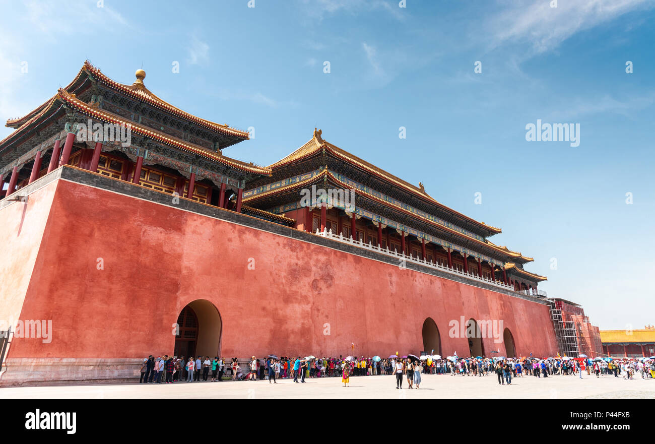 Peking, China - 5. Juni 2018: Der Meridian Tor des berühmten Forbidden palace Stadt mit einer Menge touristische Menschen warten auf den Palast in Peking eingeben Stockfoto