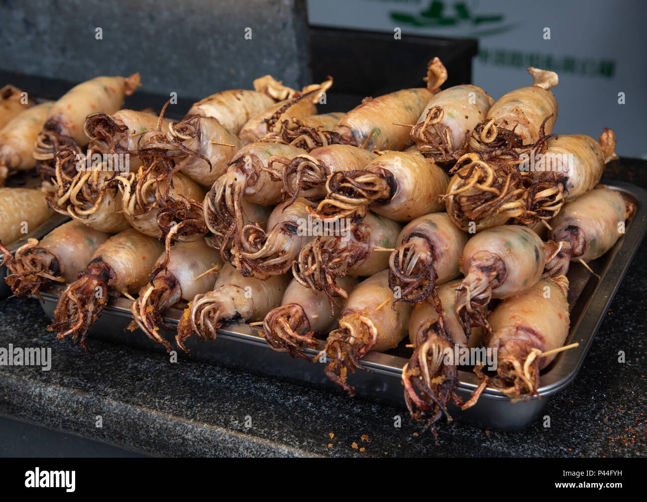 Gebraten lecker Tintenfisch Meeresfrüchte bereit auf der kalten Straße in Peking, China, gegessen zu werden. Stockfoto
