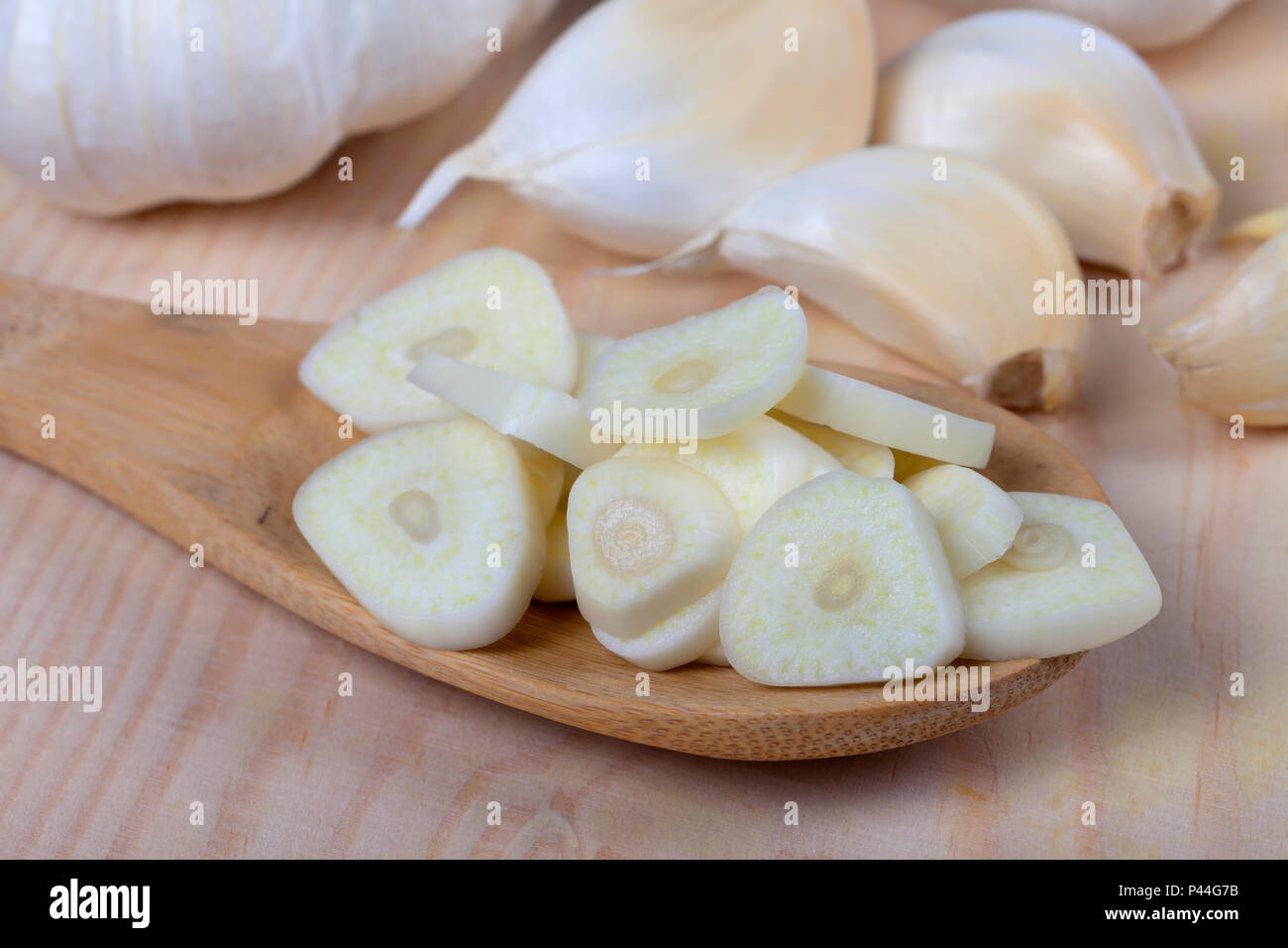Gehackten Knoblauch bereit zu Kochen und Geschmack viele Rezepte. Stockfoto