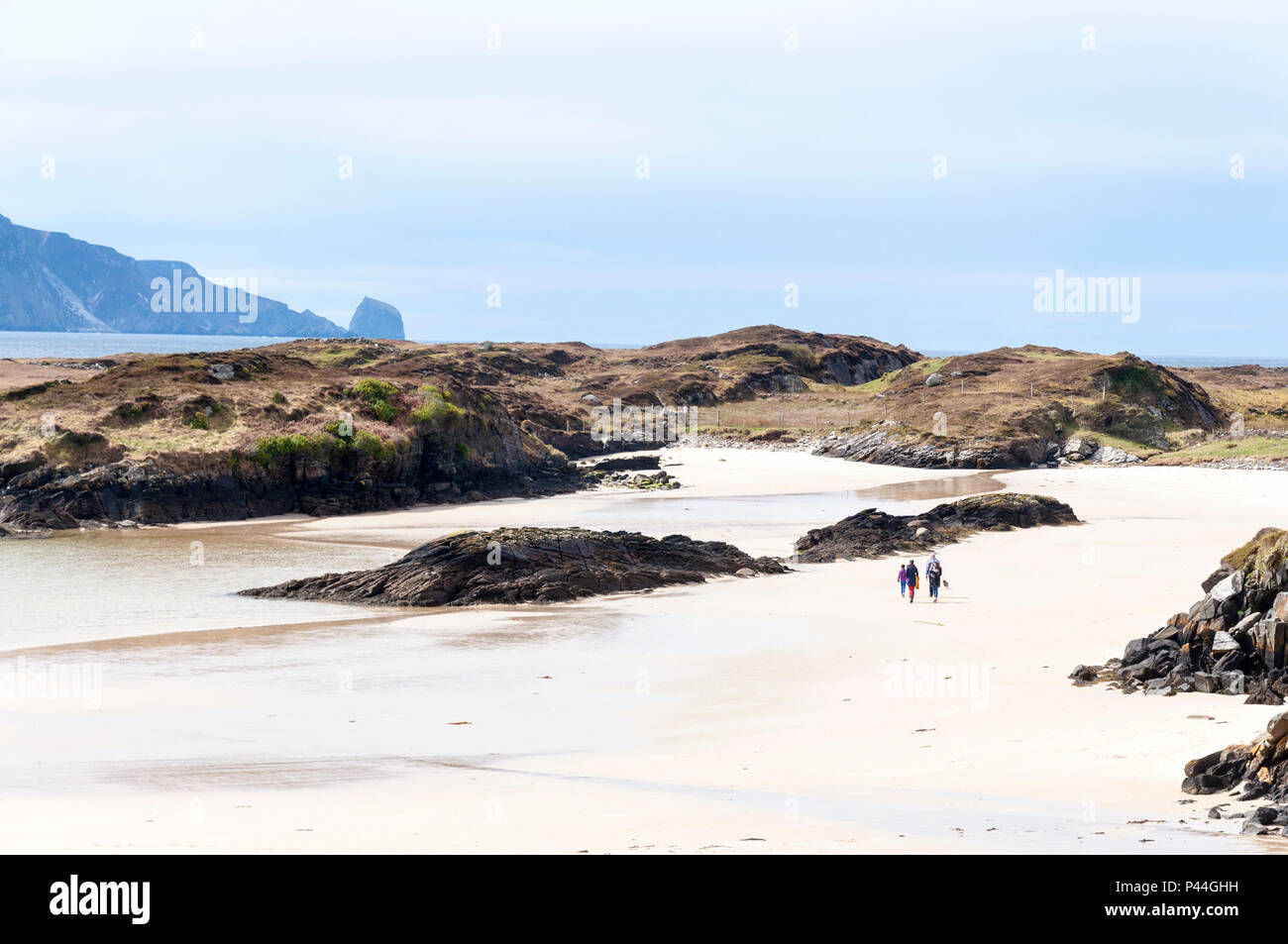Familie Wandern am Strand bei Rosbeg, County Donegal, Irland Stockfoto