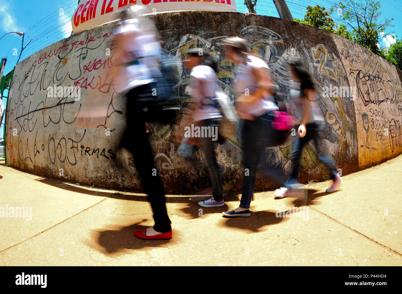 Chegada de alunos a Escola, turno da Tarde. CeilÃ¢ndia, Distrito Federal. 19/11/2013 (Foto: Saulo Cruz/Fotoarena) Stockfoto