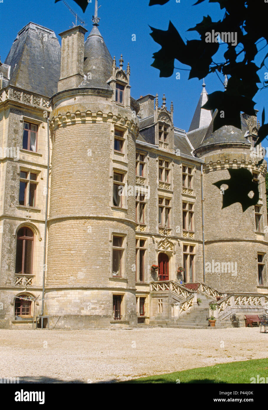 Außenbereich der französischen Schlosses mit Türmchen Stockfoto