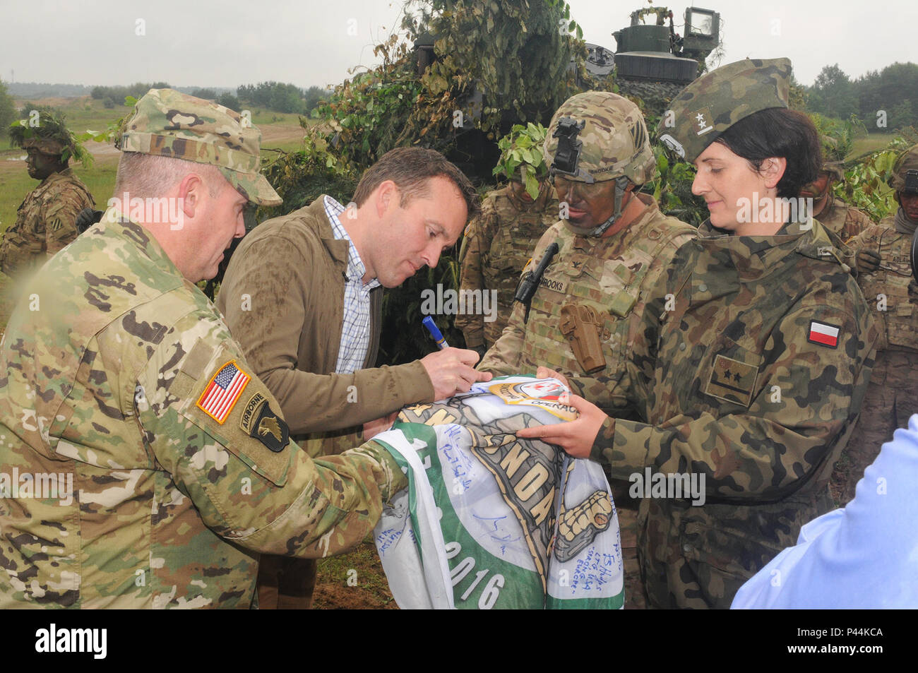 Sekretär der Armee, Herrn Eric Fanning Anzeichen einer Übung Anaconda 2016 Flagge während gewohnt, US-Truppen in die Übung in Drawsko Pomorskie, Polen. Einen polnischen Teilnehmenden-led, multinationale Übung läuft von Juni 7-17, umfasst rund 31.000 Teilnehmer aus mehr als 20 Nationen und ist ein Premier, der Schulungsveranstaltung für die US-Armee in Europa. Stockfoto
