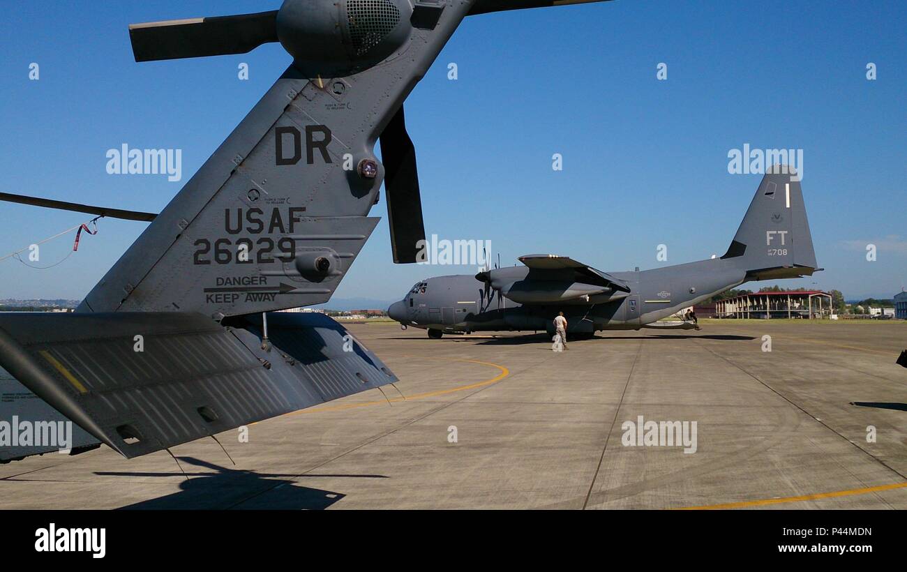 Eine Rettung 305th Squadron HH-60 und 79th Rescue Squadron HC-130J sind Seite an Seite während der cascadia Rising in Portland, Erz, 7. Juni geparkt. Die 305Th RQS wurde in Portland die Rettung des 304Th Squadron Operationen während dieser Übung zu unterstützen. Die 79 RQS betreibt Variante der Lockheed HC-130 J'Bekämpfung King II' der C-130 "Hercules" und bietet schnell einsetzbaren Suche und Rettung Kräfte zu Theater Kommandeure weltweit. Die 305Th RQS gehört zur 943Rd Rettung Gruppe in Davis-Monthan Air Force Base in Tucson, Ariz (U.S. Air Force Foto von Master Sgt. Greg Gaunt) Stockfoto