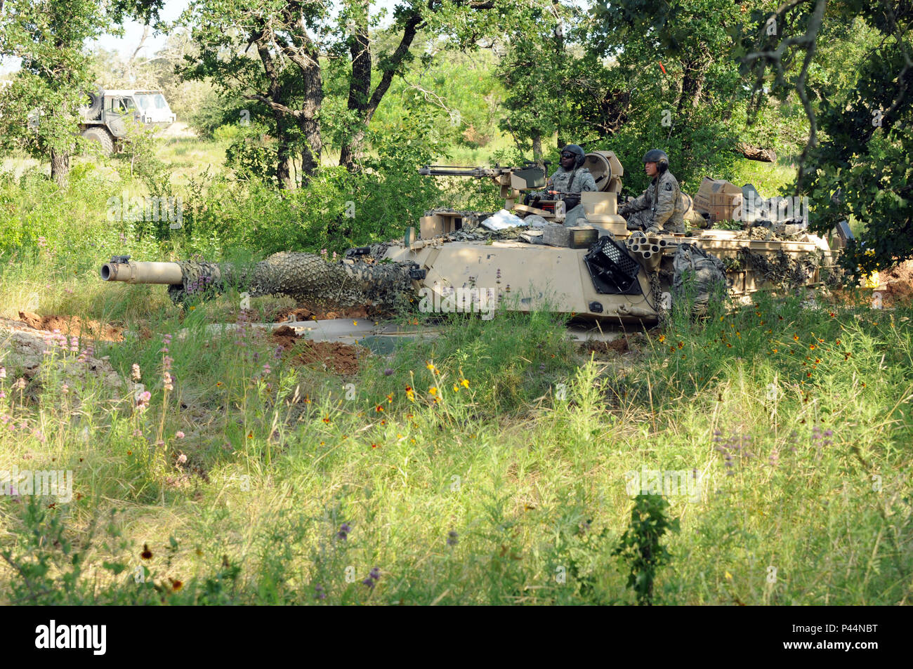 Ein Abrams Tank vom 1.BATAILLON, also 155 Infanterie Regiment, 155 gepanzerte Brigade Combat Team, Mississippi Army National Guard, in defilade schützt das Unternehmen post Befehl während eines Angriffs von der 6. Staffel, 9 US-Kavallerie, 3. gepanzerte Brigade Combat Team, 1.Kavallerie Division, während einer Multi-Echelon integrierten Brigade Training in Fort Hood, Texas, 13. Juni 2016. Die MiBT präsentiert die Partnerschaft des MSARNG 155 ABCT und aktive Komponenten des 3., 1. ABCT CAV und Erste Armee, unter anderem, um die Kraft der Politik der US-Armee demonstrieren. Die Übung ist eine multicomponen Stockfoto