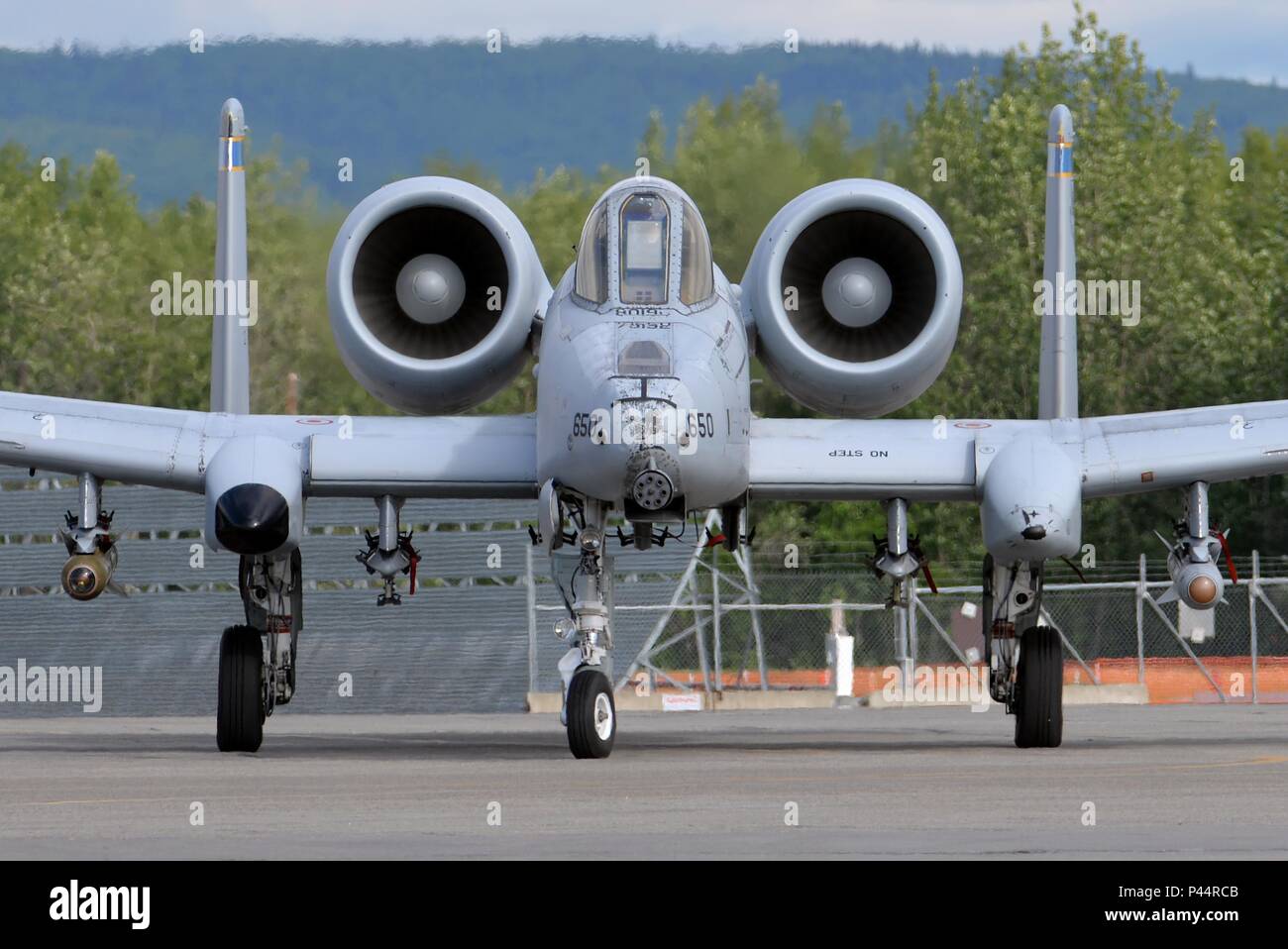Ein US Air Force A-10 Thunderbolt II Twin-engine, Boden-kampfflugzeug aus Davis-Monthan Air Force Base, Ariz zugeordnet zu der 354 Fighter Squadron (FS), Manöver, die eielson Air Force Base, Alaska, taxiway Juni 6, 2016, während der roten Fahne - Alaska (RF-A) 16-2. RF-A ist eine Reihe von Pacific Air Forces Commander - geleitete Bereich Ausbildung Übungen, die USA und Partner nation Kräfte wie die 354 FS "Bulldogs" ermöglichen, ihre Fähigkeiten zu schärfen von fliegenden simulierten Kampf sorties sowie gemeinsame und internationale Kräfte in eine realistische Bedrohung Umwelt innerhalb der der größte instrumentierte Stockfoto