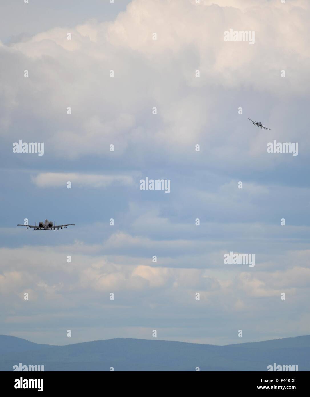 Ein paar der US Air Force A-10 Thunderbolt II Twin-engine, Boden-kampfflugzeug aus Davis-Monthan Air Force Base, Ariz zugeordnet zu der 354 Fighter Squadron (FS), Abfahrt von eielson Air Force Base, Alaska, 7. Juni 2016, fliegen in Richtung der Gemeinsamen Pacific Alaska Range während der roten Fahne - Alaska 16-2 Komplex. Usa und Partner nation Kräfte wie die 354 FS' Bulldoggen' Verwenden Sie dieses Pacific Air Forces Commander - geleitete Bereich Training übung ihre Kampffertigkeiten zu Bekämpfung von fliegenden simulierte Einsätze in eine realistische Bedrohung in den mehr als 67.000 square mile Gemeinsame Pacific Alaska R schärfen Stockfoto