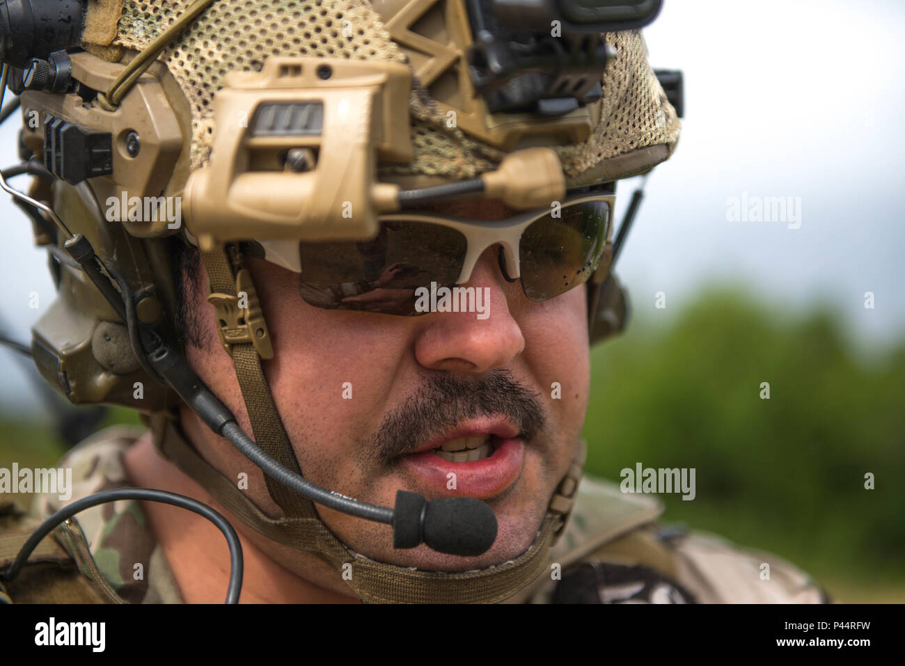 US Air Force Staff Sgt Jacob Rinker, ein 13. Air Special Operations Squadron gemeinsamen terminal Angriff Controller aus Fort Carson, Colorado, koordiniert die Luftunterstützung für die US-Soldaten im Joint Pazifik Alaska Training Bereich, 8. Juni 2016, während rote Fahne-Alaska 16-2. Die Übung bietet einzigartige Möglichkeiten, verschiedene Kräfte in Gelenk, Koalition und multilaterale Ausbildung von simulierten vorwärts operativen Basen zu integrieren. (Foto: U.S. Air Force Staff Sgt Shawn Nickel) Stockfoto