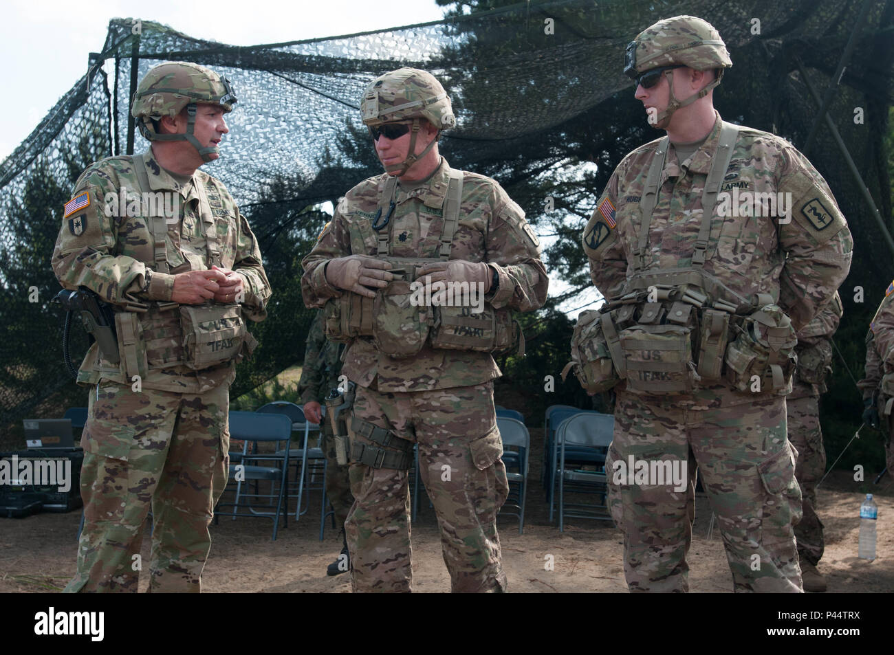 Colonel William Stubbs, 30 medizinische Brigade Commander, erkennt Ltc. Roy Vernon und Maj. Jason Hughes, 421St medizinische Bataillon (multifunktional) Commander und Executive Officer respektvoll, vor der 421St MMB Verzicht auf Befehl in Torun, Polen am 2. Juni. (U.S. Armee Foto vom Kapitän Jeku Arce, 30 medizinische Brigade Public Affairs) Stockfoto