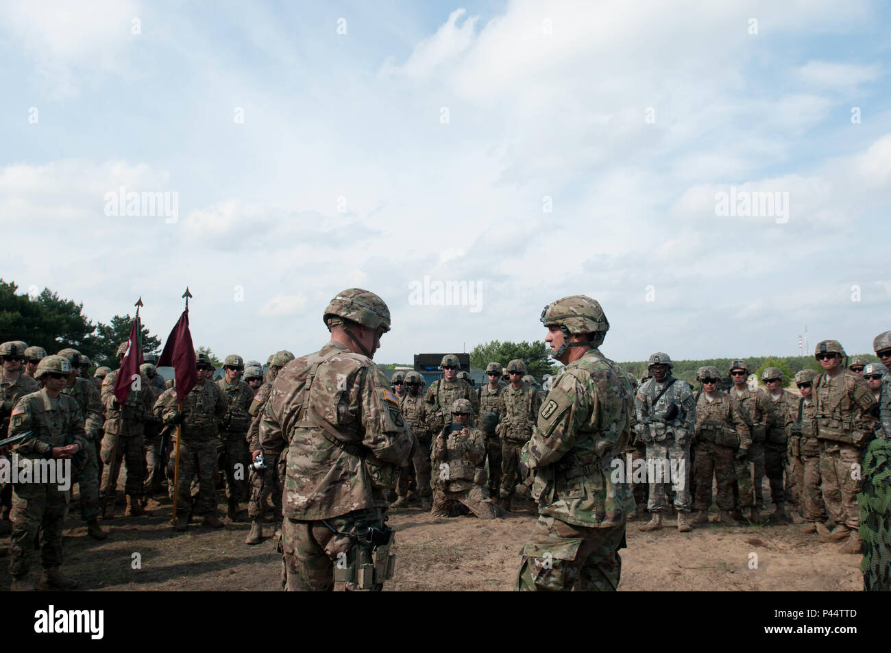 Colonel William Stubbs, 30 medizinische Brigade Commander, erkennt Ltc. Roy Vernon und Maj. Jason Hughes, 421St medizinische Bataillon (multifunktional) Commander und Executive Officer respektvoll, vor der 421St MMB Verzicht auf Befehl in Torun, Polen am 2. Juni. (U.S. Armee Foto vom Kapitän Jeku Arce, 30 medizinische Brigade Public Affairs) Stockfoto