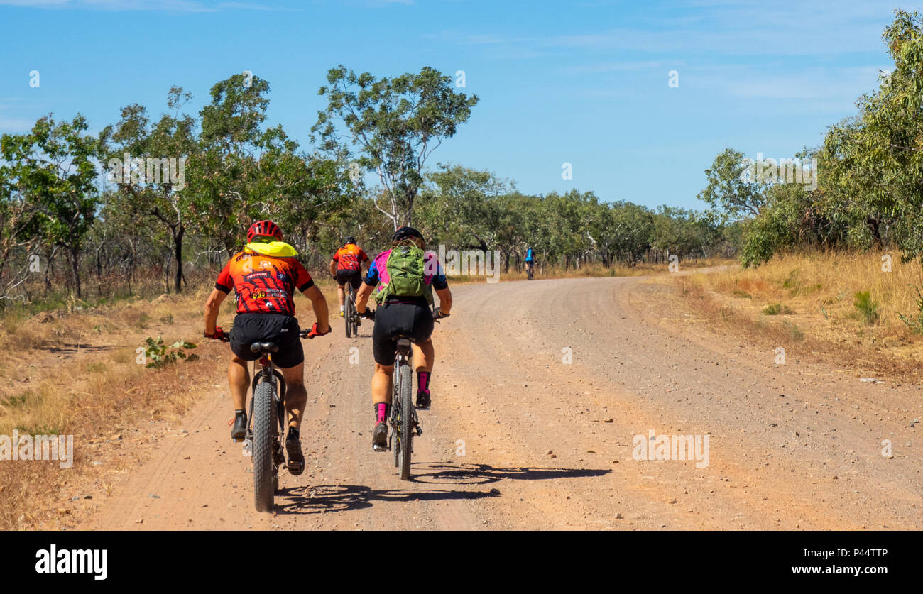 Gibb Herausforderung 2018 ein Radfahrer in Jersey und bib Reiten fatbikes und Mountainbikes auf dirt road Gibb River Road Kimberley Australien Stockfoto