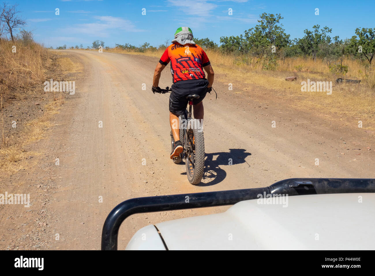 Gibb Herausforderung 2018 ein Radfahrer in Jersey und bib Reiten eine fatbike auf dirt road Gibb River Road Kimberley Australien Stockfoto