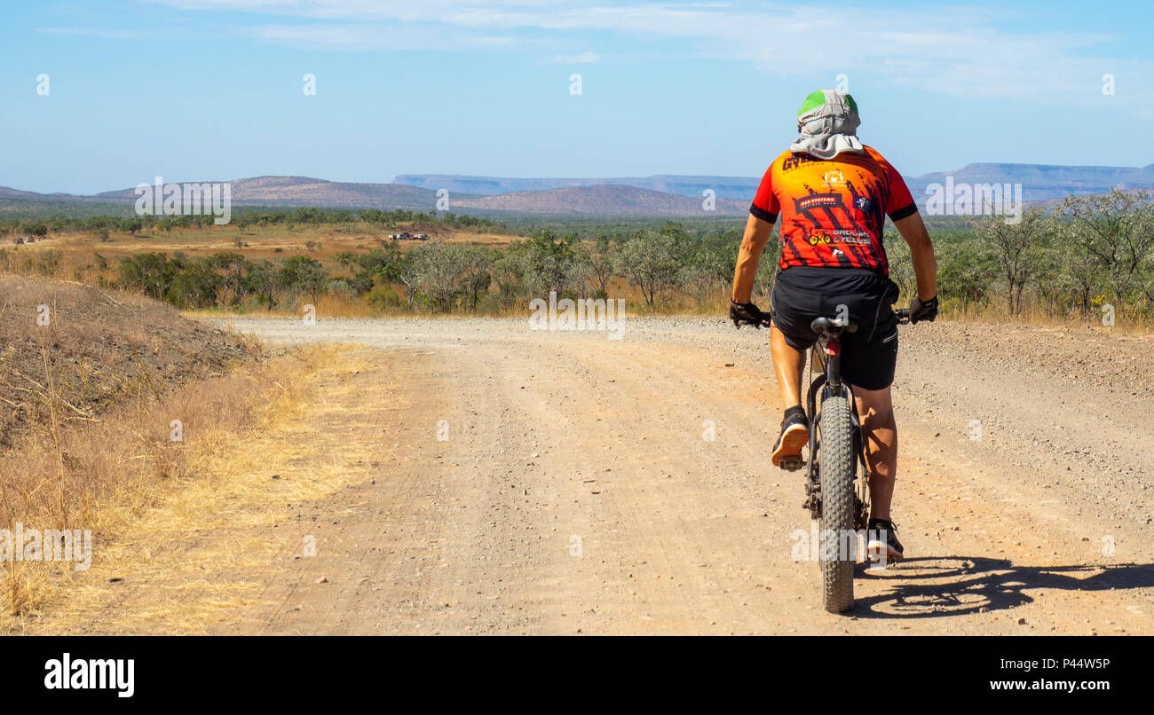 Gibb Herausforderung 2018 ein Radfahrer in Jersey und bib Reiten eine fatbike auf dirt road Gibb River Road Kimberley Australien Stockfoto