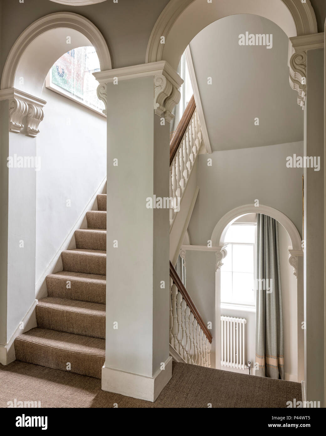 Elegante viktorianische Bögen im Treppenhaus Stockfoto