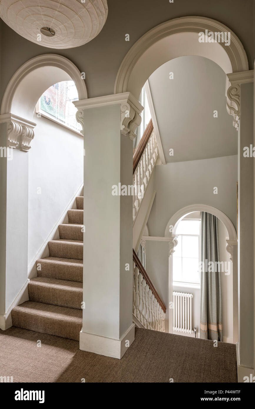 Elegante viktorianische Bögen im Treppenhaus Stockfoto