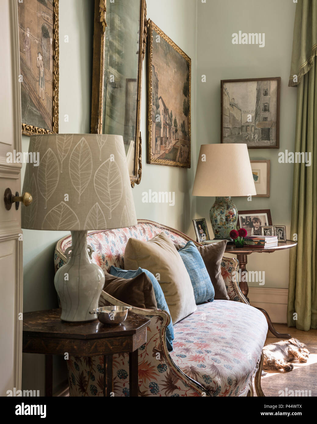 Sofa Polstermöbel in vintage Fabric, Nachttische mit Lampen Stockfoto