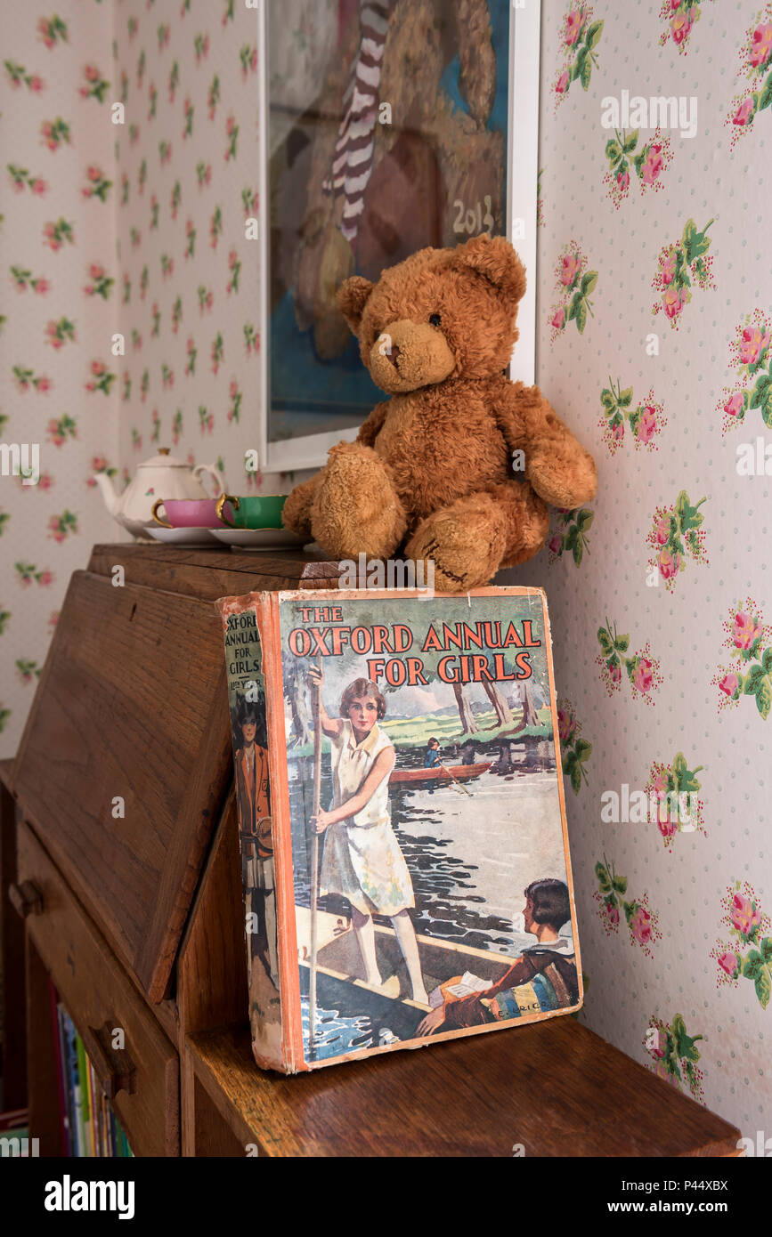 Teddy und Buch auf vintage Schreibtisch in Mädchen Zimmer Stockfoto