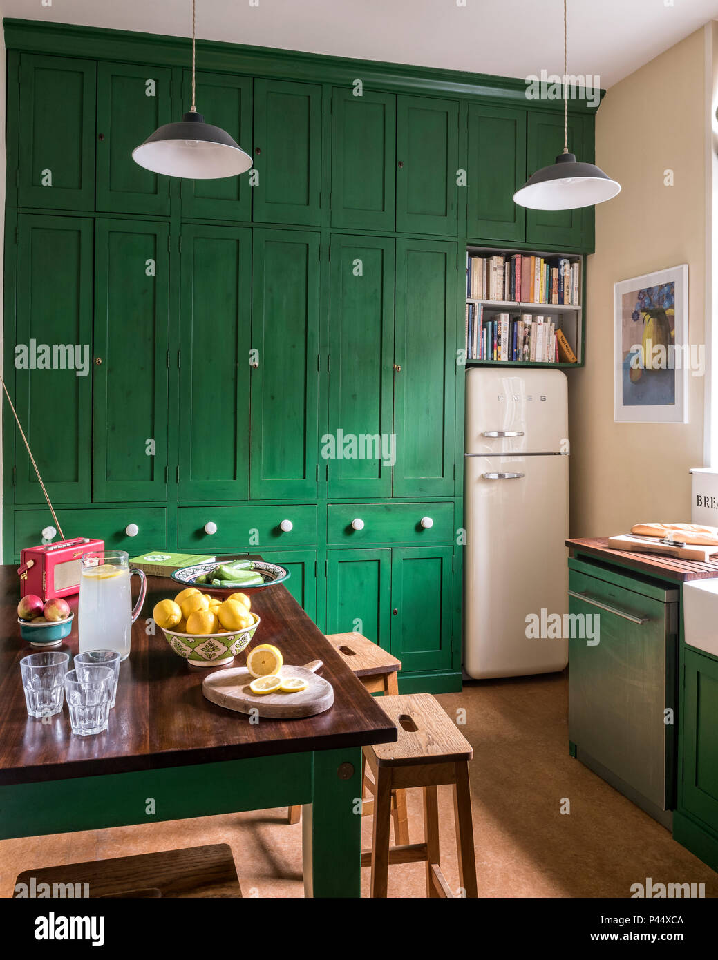 Frische Limonade auf Tisch in hellem Grün Küche Stockfoto