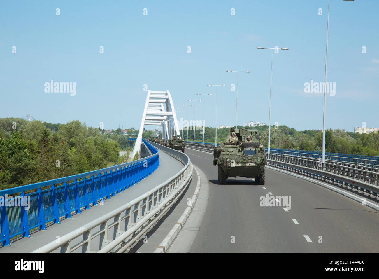 Us-Soldaten in die 4. Staffel, 2. Kavallerie Regiments während Dragoner reiten II, weiterhin ihren Konvoi von Orzysz zu Suwalk, Polen nach River Crossing Operationen auf der Weichsel in der Nähe von Chelmo, Polen, 8. Juni 2016. Dragoner reiten II, ist die 2.200 Kilometer lange Konvoi nach Estland in Vorbereitung auf die Übung Sabre Streik 16, ein US Army Europe - LED-kooperative Ausbildung Übung entwickelt gemeinsame Interoperabilität multinationaler Blindbewerbungen zu unterstützen, zu verbessern. (U.S. Armee video von Staff Sgt. Ricardo HernandezArocho/Freigegeben) Stockfoto