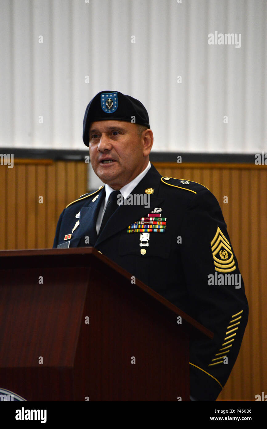 U.S. Army Command Sgt. Maj. Anthony Cordova (im Ruhestand), ist die Gastredner bei Col. Marty G. Vannatter retirement Zeremonie, Gebäude 30, Hörsaal, Caserne Daumerie in Chièvres, Belgien, 24. Juni 2016. (U.S. Armee Foto durch visuelle Information Specialist Pascal Demeuldre/freigegeben) Stockfoto