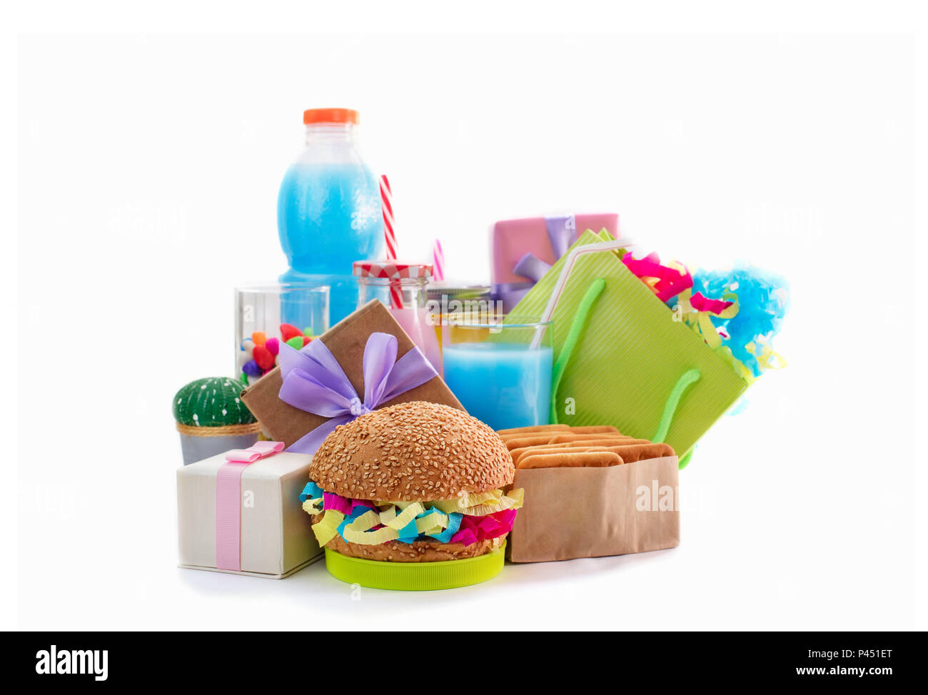 Festliche Komposition Getränke snacks Urlaub hamburger Cookie flitter Konfetti Geschenkbox cocktail Cactus, gesättigte Farben. Kinder urlaub geburtstag Teil Stockfoto
