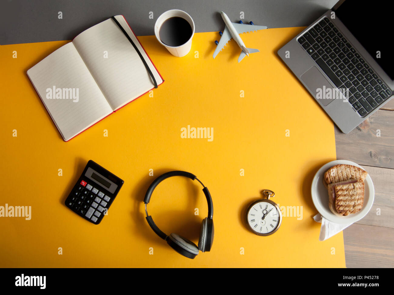 Laptop mit Miniatur Flugzeug, Uhr und Kaffee, Ansicht von oben  Stockfotografie - Alamy