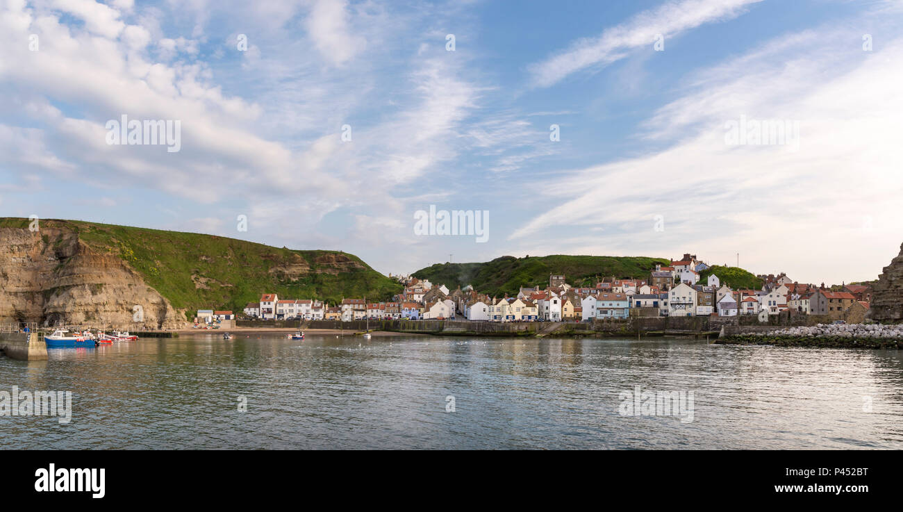 Panoramablick auf den malerischen Küstenort Staithes in North Yorkshire, North East England. Stockfoto