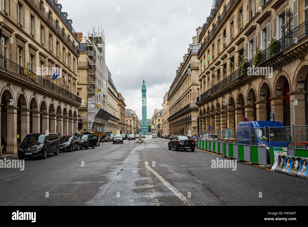 PARIS, Frankreich, 08. AUGUST 2017: Blick auf die Straße Castiglione, Place Vendome Spalte in Paris. Stockfoto