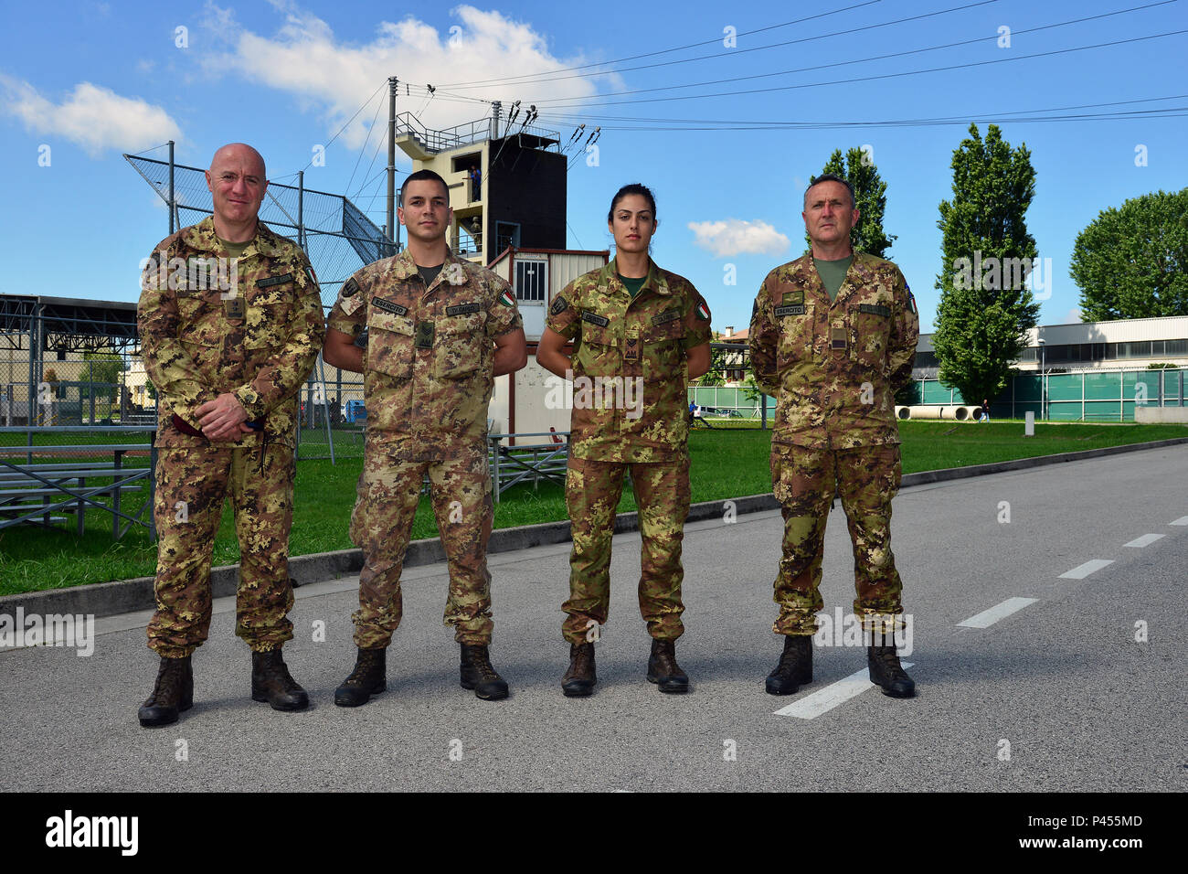 (Von links) Italienische Armee Generalmajor Gabriele Toscani de Col, Commander, noncommissioned Officer School Viterbo; Francesco Di Carlo, NCO Student; Ludovica Olivieri, NCO Student; und Sgt. Maj Marco Pelanda, NCO school Anweisung, für ein Gruppenfoto vor der Gemeinsamen multinationalen Ausbildung Befehl Turm stellen während der Tour der regionalen Training Support Division Süd am Caserma Ederle in Vicenza, Italien, 15. Juni 2016. Die italienische Armee besucht U.S. Army RTSD Süd, die die bilateralen Beziehungen zu verbessern und zu erweitern, die Zusammenarbeit und die Kapazität des Personals in den gemeinsamen Betrieb beteiligt Stockfoto