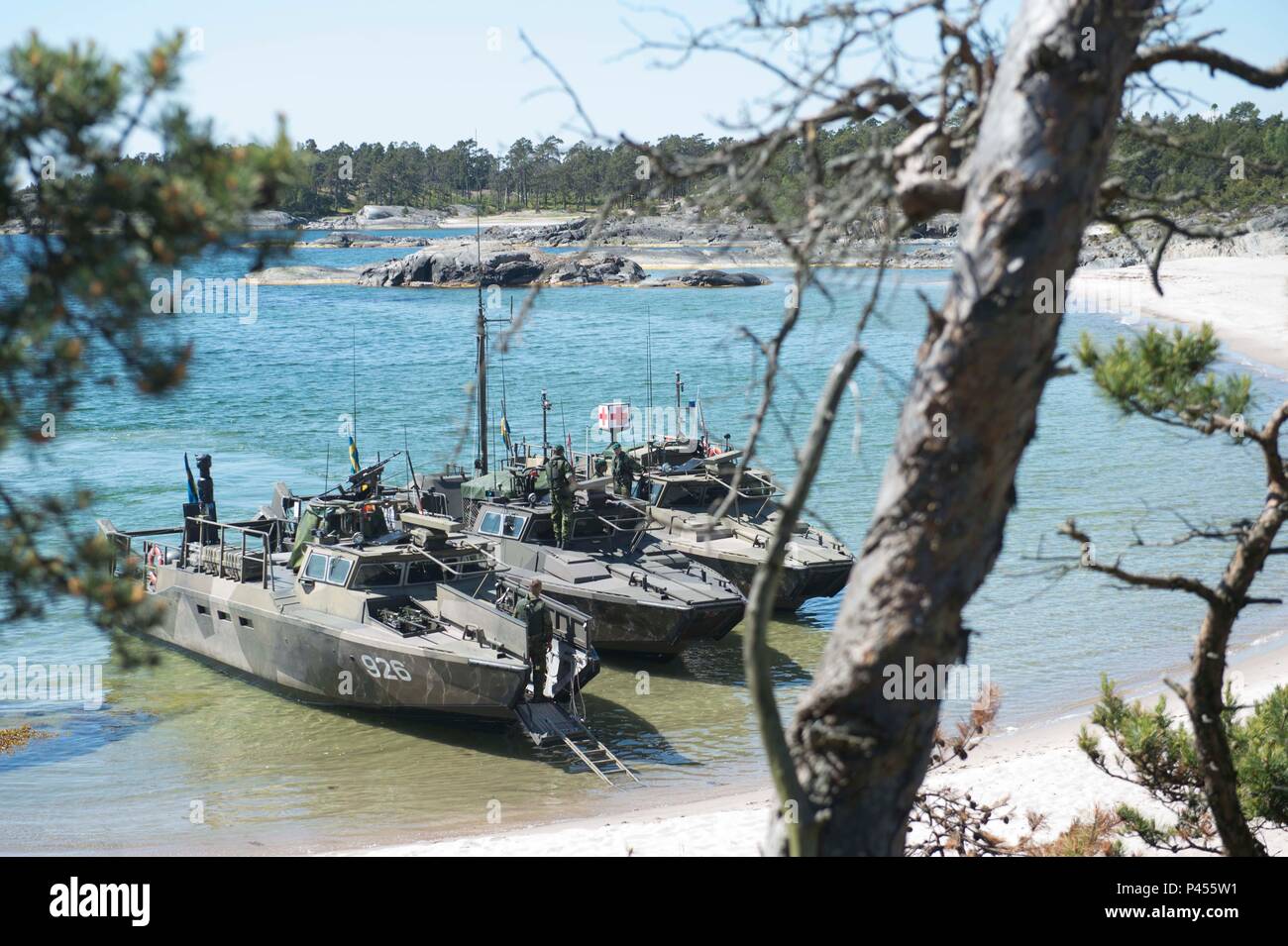 160613-N-KP 948-051 UTÖ, Schweden (Juni 13, 2016) - Marines aus der Schwedisch/Finnisch Witsum Brigade amphibious Task Unit, bis Linie CB 90-Klasse schnell Angriff Handwerk entlang den Ufern des Utö, Schweden, während BALTOPS 2016, Juni 13. BALTOPS ist eine jährlich wiederkehrende multinationale Übung entwickelt, um die Interoperabilität zu verbessern, die Flexibilität erhöhen und die Entschlossenheit der NATO-Mitglieder und der Partnerstaaten in der Baltischen Region zu verteidigen. (U.S. Marine Foto von Mass Communication Specialist Seaman Alyssa Wochen/Freigegeben) Stockfoto