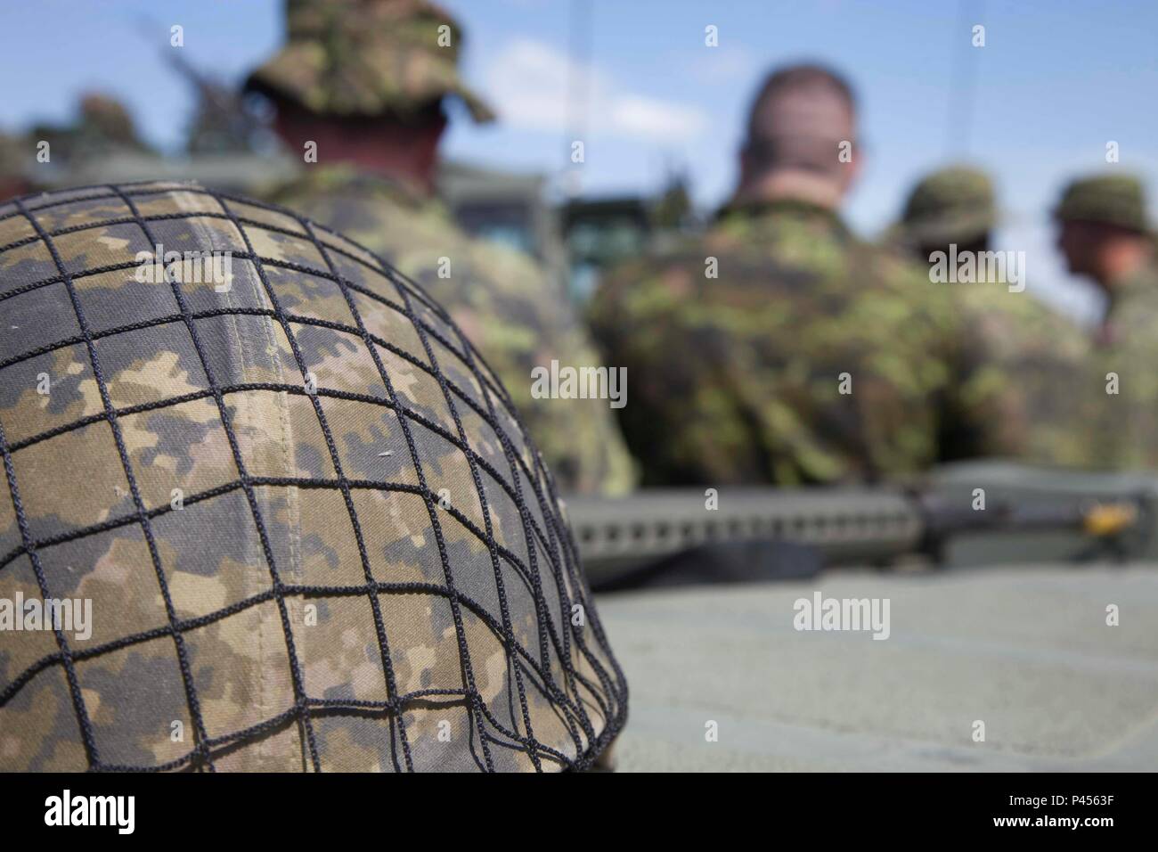 Kanadische Soldaten mit des Königs eigenen Calgary Regiment, Kanadische Armee Abbauen von kanadischen G-Wagen leichte Nutzfahrzeuge, vor dem Erhalt einer Orientierung kurz während der Goldenen Coyote am Vorwärts Operating Base Custer, S.D., 12. Juni 2016. Die goldenen Coyote Übung ist eine dreiphasige, Szenario-driven Übung in den Black Hills von South Dakota und Wyoming, mit dem Kommandanten auf der Mission wesentliche Anforderungen der Aufgabe, Krieger Aufgaben und Übungen zu konzentrieren. (U.S. Armee Foto von SPC. Mitchell Murphy/Freigegeben) Stockfoto