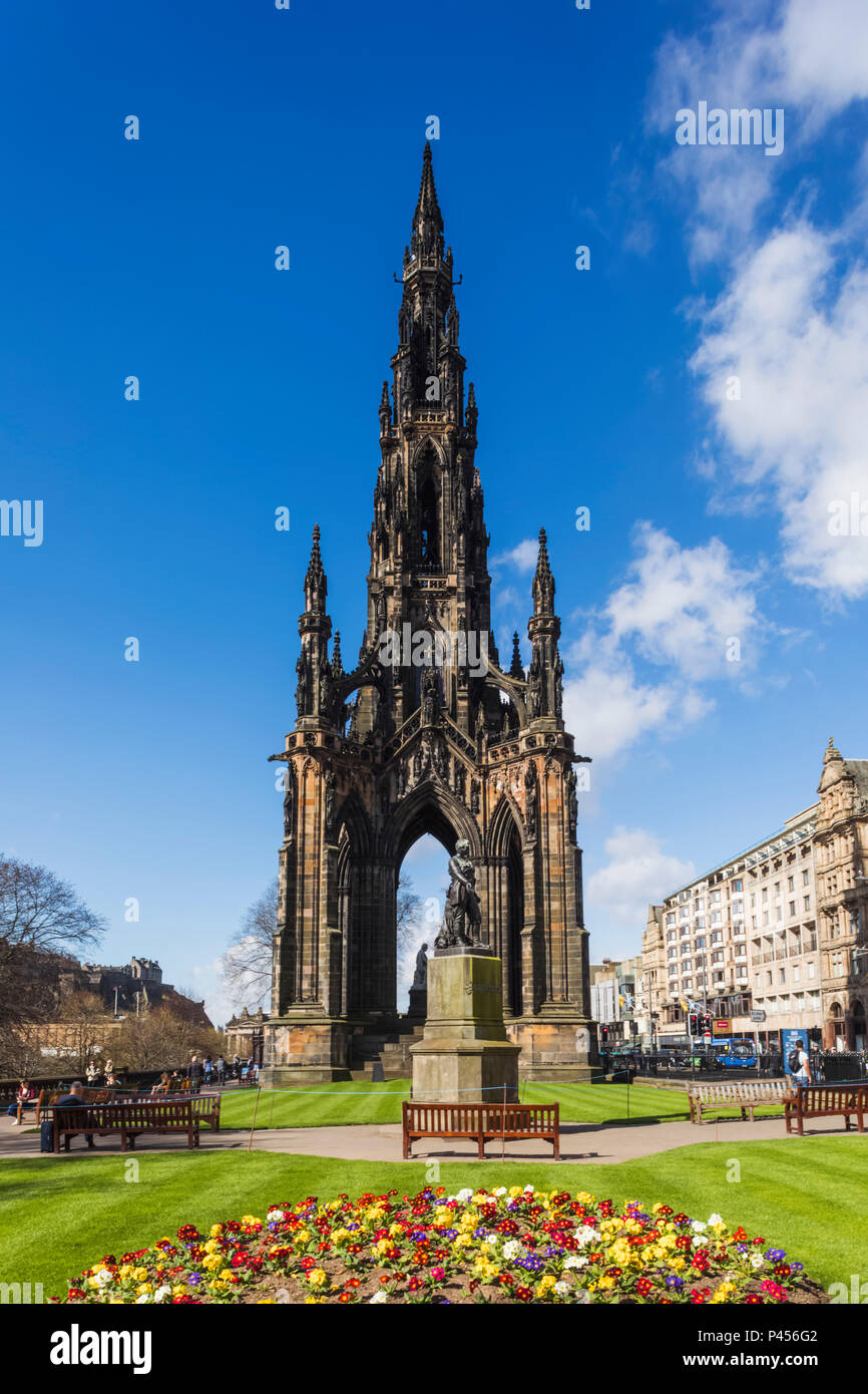 Großbritannien, Schottland, Edinburgh, die Princes Street, das Scott Monument im Osten die Princes Street Gardens Stockfoto