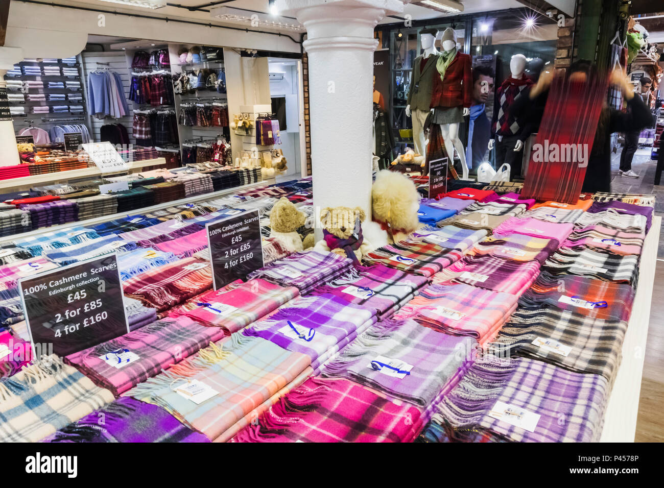 Großbritannien, Schottland, Edinburgh, der Royal Mile, der Tartan Weberei Store, Innenansicht Stockfoto