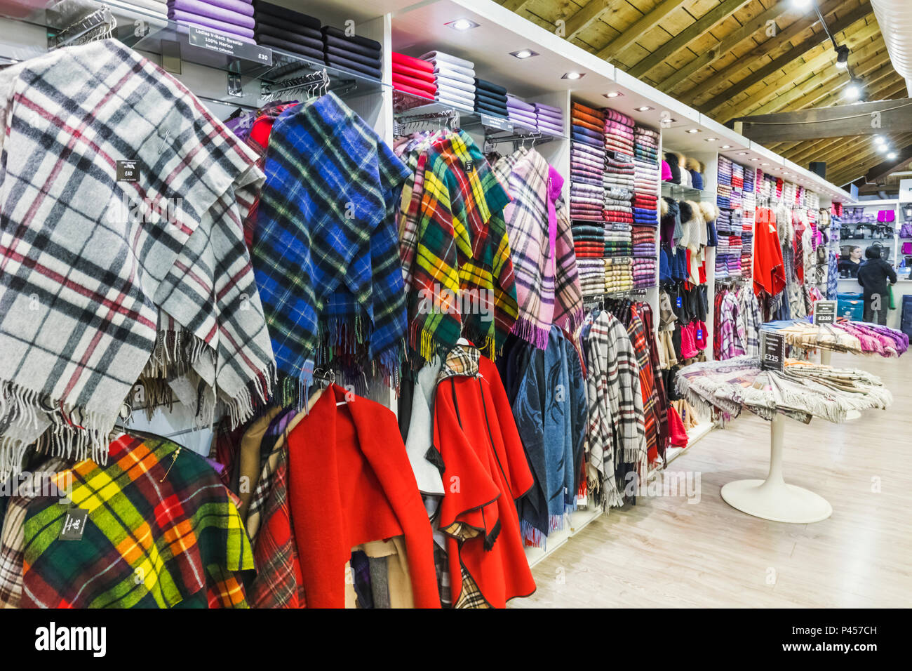 Großbritannien, Schottland, Edinburgh, der Royal Mile, der Tartan Weberei Store, Innenansicht Stockfoto