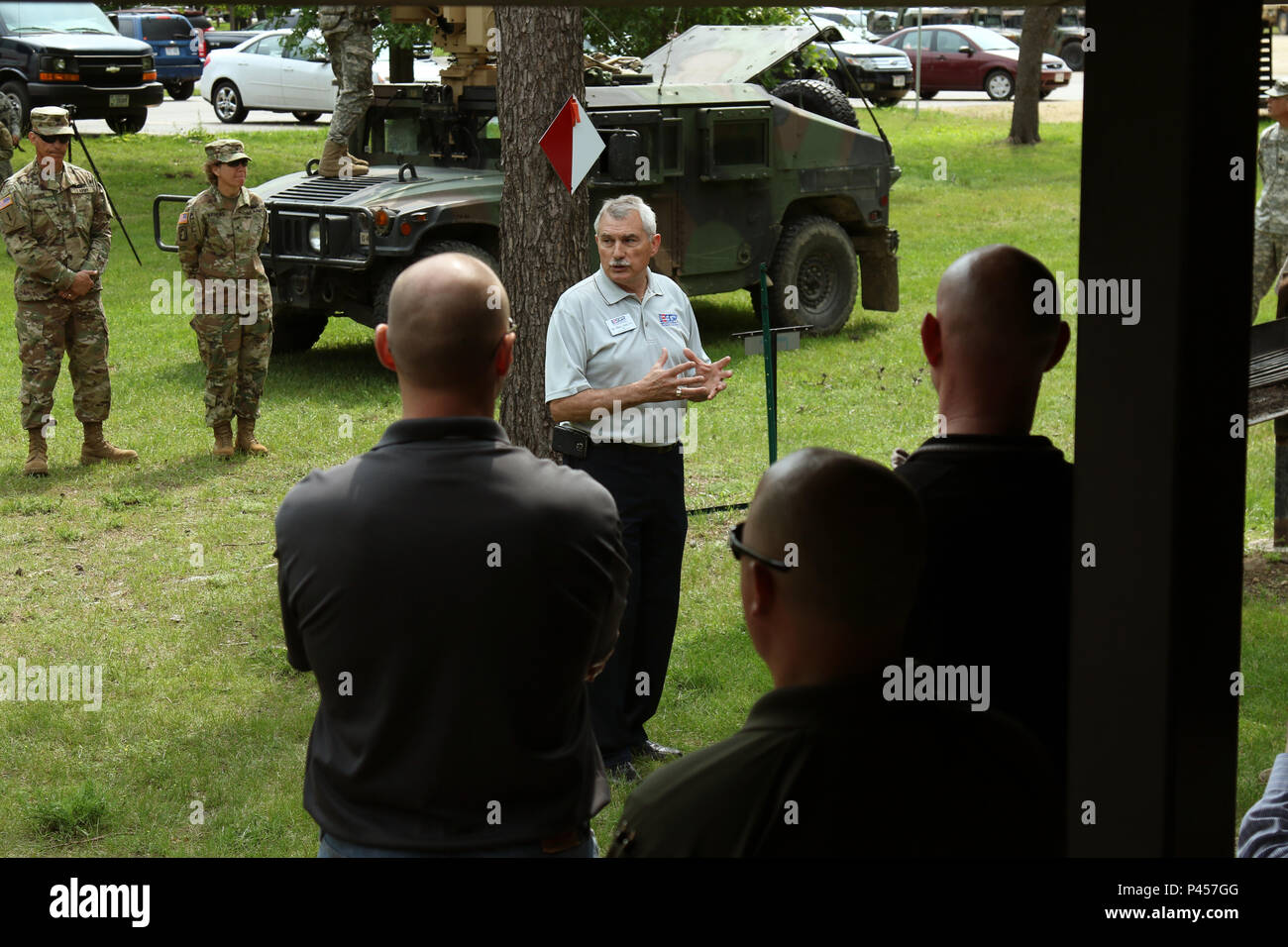 Ein ehemaliger Offizier der Nationalgarde der Wisconsin Army spricht am 14. Juni an den Teilnehmern der Arbeitgeberunterstützung der Garde und des Reserve Boss Lift in Fort McCoy, Wisconsin. Das Programm informiert zivile Arbeitgeber über die Rolle und Verantwortlichkeiten von Mitgliedern der Nationalgarde und hebt die Unterstützung der Arbeitgeber, die Integration der Arbeitskräfte und die Bereitschaft hervor. Die Veranstaltung wird von der ESGR und der 112th Mobile Public Affairs Detachment organisiert, um das Bewusstsein für die Dienstverpflichtungen der Nationalgarde und den Beschäftigungsschutz zu fördern. Stockfoto