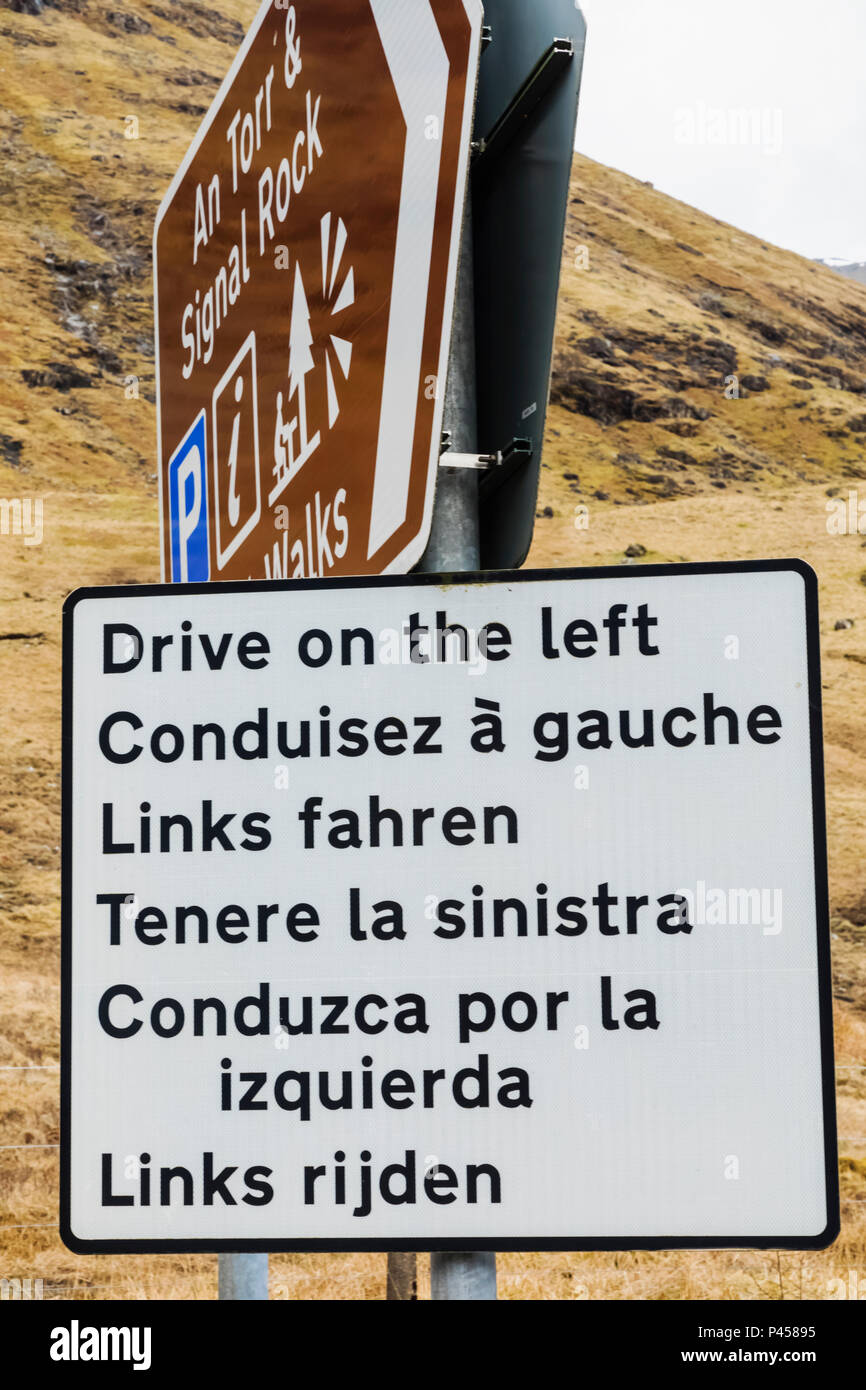 Großbritannien, Schottland, Scottish Highlands, Multi Language Schild erinnert ausländische Fahrer fahren auf der linken Seite Stockfoto