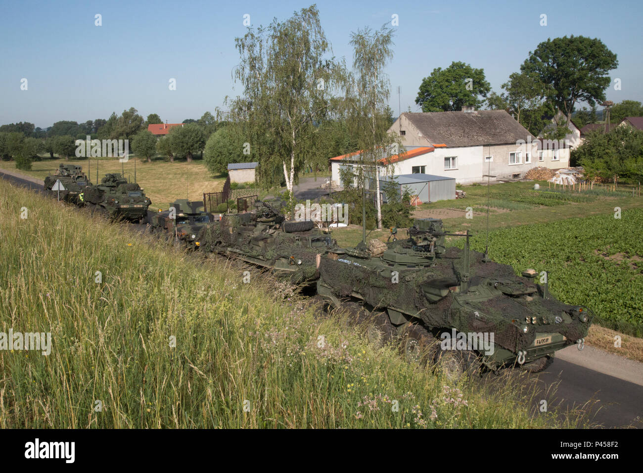 Us-Soldaten in die 4. Staffel, 2. Kavallerie Regiments während Dragoner reiten II, Phase ihre Fahrzeuge an einem Checkpoint vor der Durchführung River Crossing Operationen auf der Weichsel in der Nähe von Chelmo, Polen, 8. Juni 2016. Dragoner reiten II, ist die 2.200 Kilometer lange Konvoi nach Estland in Vorbereitung auf die Übung Sabre Streik 16, ein US Army Europe - LED-kooperative Ausbildung Übung entwickelt gemeinsame Interoperabilität multinationaler Blindbewerbungen zu unterstützen, zu verbessern. (U.S. Armee video von Staff Sgt. Ricardo HernandezArocho/Freigegeben) Stockfoto