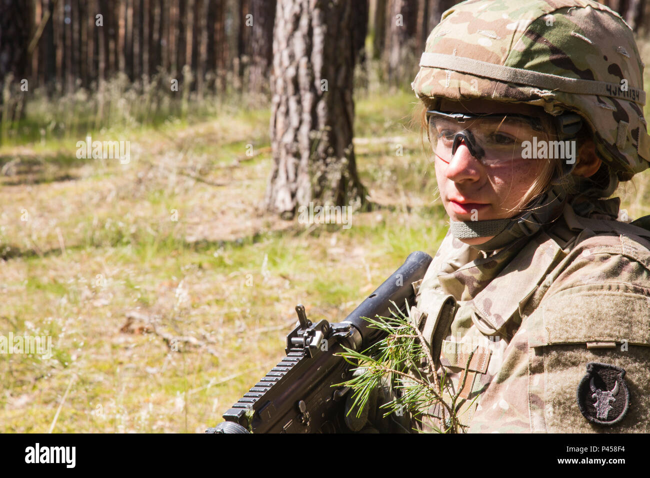34Th Infantry Division Minesota Army National Guard SPC. Freude Meyers in die 4. Staffel, 2. Kavallerie Regiments während Dragoner reiten II, zieht Schutz außerhalb ihres Stryker gepanzerten Fahrzeug in einen Konvoi von Orzysz zu Suwalk, Polen in der Vorbereitung für River Crossing Operationen auf der Weichsel in der Nähe von Chelmo, Polen, 8. Juni 2016. Dragoner reiten II, ist die 2.200 Kilometer lange Konvoi nach Estland in Vorbereitung auf die Übung Sabre Streik 16, ein US Army Europe - LED-kooperative Ausbildung Übung entwickelt gemeinsame Interoperabilität multinationaler Blindbewerbungen zu unterstützen, zu verbessern. (U.S. Stockfoto