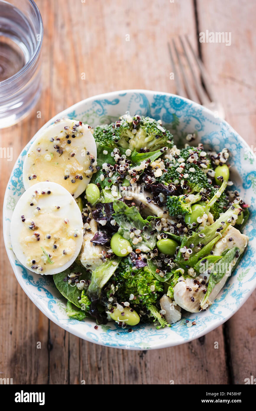 Protein Huhn & ei Salat mit Brokkoli, Quinoa, Edamame Bohnen und Avocado Dressing Stockfoto