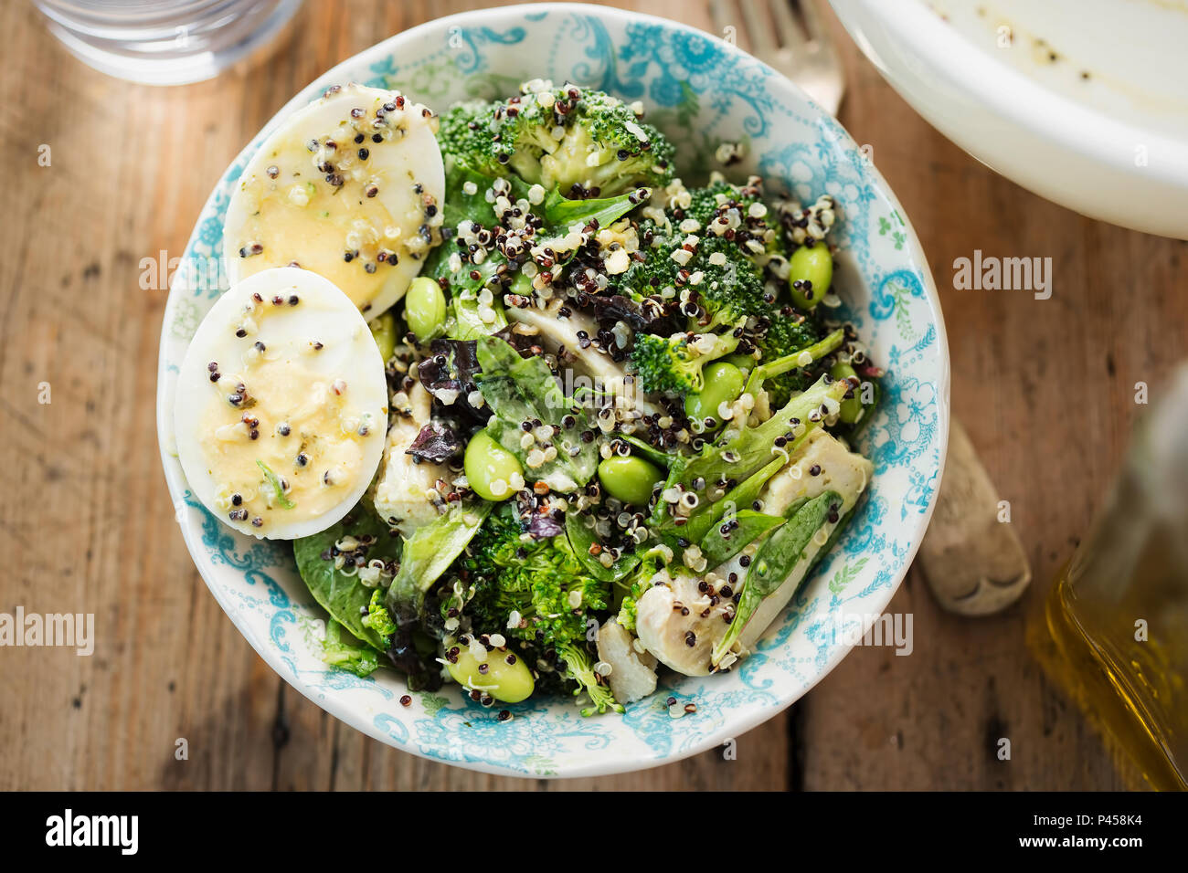 Protein Huhn & ei Salat mit Brokkoli, Quinoa, Edamame Bohnen und Avocado Dressing Stockfoto