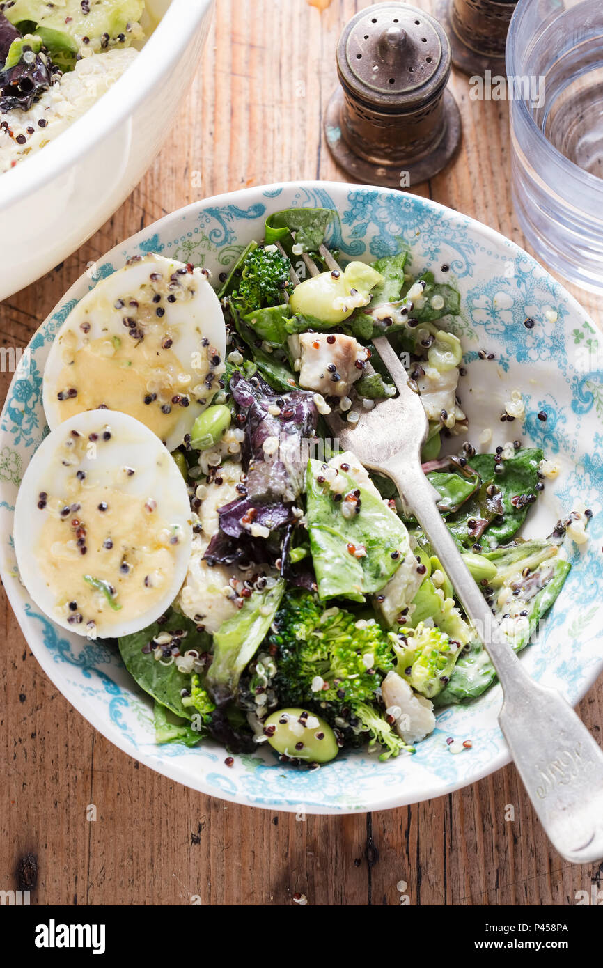 Protein Huhn & ei Salat mit Brokkoli, Quinoa, Edamame Bohnen und Avocado Dressing Stockfoto