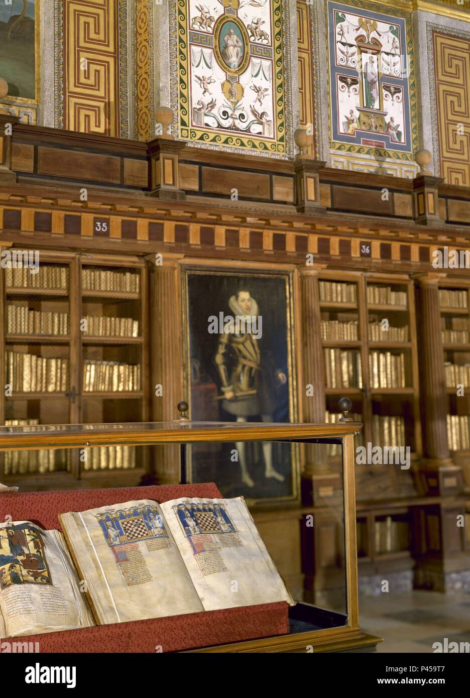 EXPUESTO LIBRO DE JUEGOS EN SU VITRINA. Autor: Alfons X. von Kastilien, der Weise (1221-1284). Lage: MONASTERIO - BIBLIOTECA - EDIFICIO, SAN LORENZO DEL Escorial, Madrid, Spanien. Stockfoto