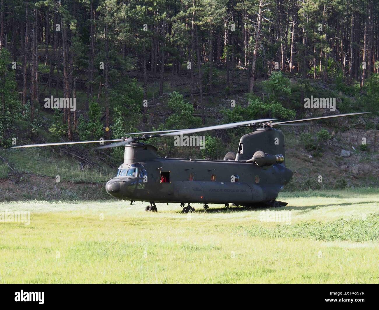 Eine Republik Singapur Air Force CH-47 Chinook landet in Vorbereitung eines multinationalen - slingload Betrieb am mystischen Drop Zone, Forward Operating Base Custer, zur Unterstützung der Goldenen Coyote übung, 14. Juni 2016. Die goldenen Coyote Übung ist eine dreiphasige, Szenario-driven Übung in den Black Hills von South Dakota und Wyoming, mit dem Kommandanten auf der Mission wesentliche Anforderungen der Aufgabe, Krieger Aufgaben und Übungen zu konzentrieren. (U.S. Armee Foto von 1 Lt Rodolfo D. Saez/Freigegeben) Stockfoto