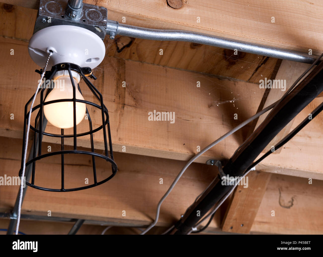 Licht im unfertigen Keller im Haus im Umbau Stockfoto