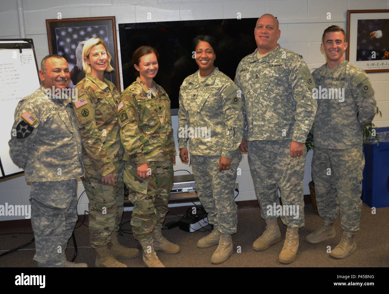 Nach einer Mission Briefing, 1 Sgt. Robert Balcazar, 227 Inland Cargo Transfer Firma first Sergeant, Kapitän Christen Braun, 227 ICTC Firma Kommandeur, Oberstleutnant (P) Chandra Roberts, 469Th bekämpfen Sustainment Unterstützung Bataillonskommandeur, Oberstleutnant Toni Glover, 650Th Region Support Group kommandierenden Offizier, Command Sgt. Maj. Mario Canizales, 650Th RSG command Sergeant Major, und 1. Lt. Kyle Reilly, 924Th Transportation Company Commander, für ein Bild in der Sierra Armee Depot 10. Juni darstellen, während einer jährlichen Veranstaltung Juni 10. Stockfoto