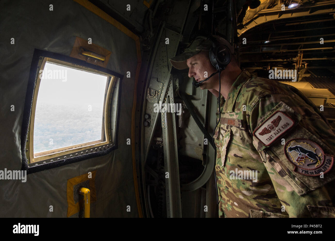 Us Air Force Reserve Tech. Sgt. Alex King, Flight Engineer in der Luftbrücke 731st Squadron, schaut aus dem Fenster einer C-130 Hercules, die 934Th Airlift Wing zugewiesen, während dieser Jahre zentrale Accord Übung in Libreville, Gabun am 15. Juni 2016. Us-Armee Afrika übung Zentrale Accord 2016 ist eine jährliche, kombiniert, gemeinsame militärische Übung, die zusammen bringt Partner Nationen zu Praxis und Kenntnisse in der Durchführung von friedenserhaltenden Maßnahmen zeigen. (DoD Nachrichten Foto durch TSgt Brian Kimball) Stockfoto