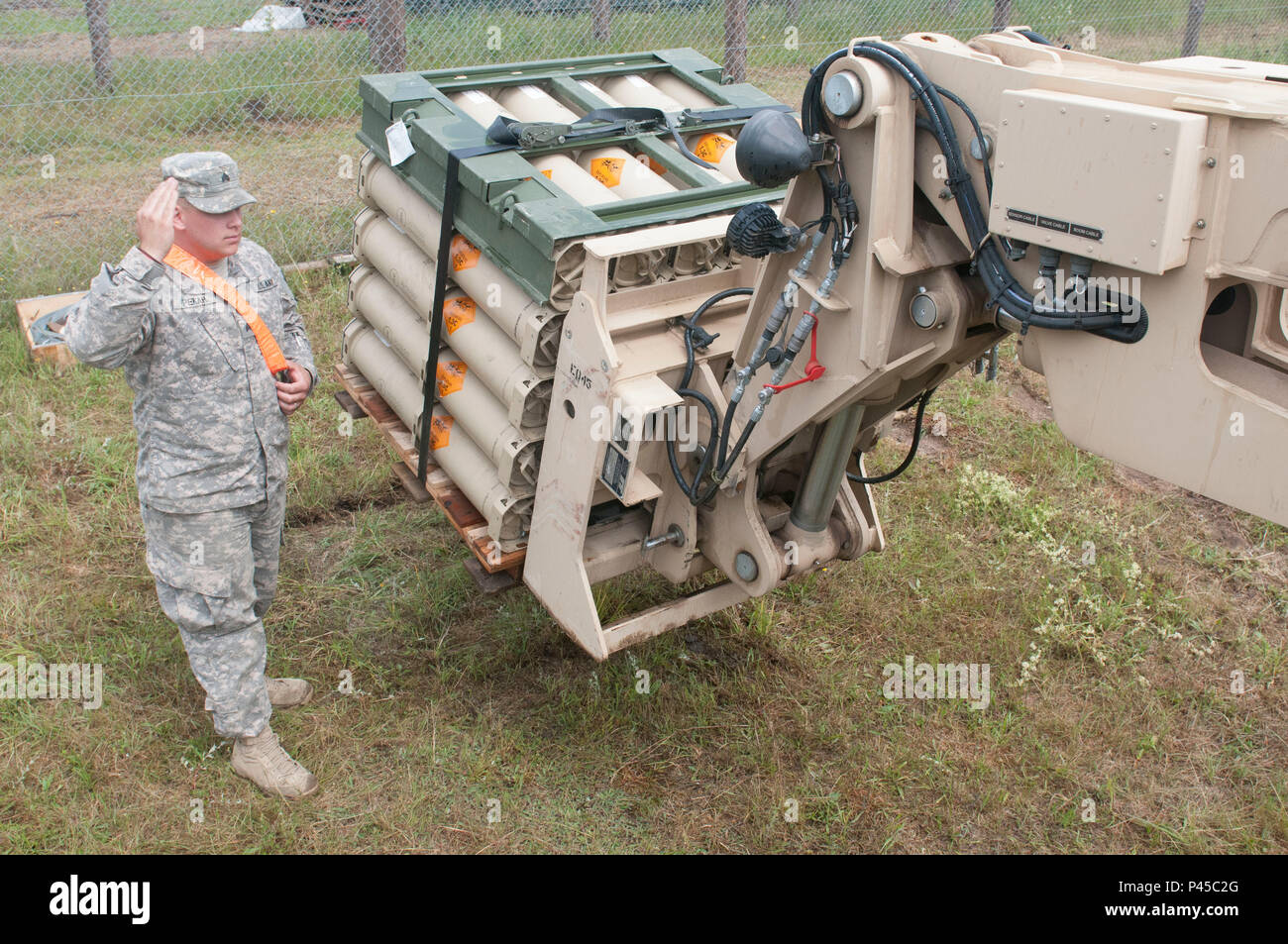 Sgt. Victor William Pekah, einer Munitionsfabrik Spezialist, der 592Nd Ordnance Company aus Billings, Montana, dient als Leitfaden für den Boden ein Gabelstapler Fahrer während der Übung Ankonda 2016, Polnisch-led, multinationale Übung läuft von Juni 7-17. (U.S. Armee Foto von SPC. Miguel Alvarez/Freigegeben) Stockfoto