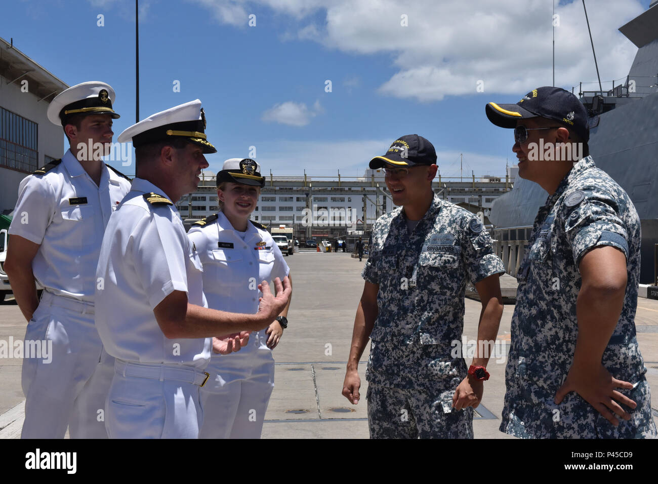 160628-O-BA 356-003 Pearl Harbor (28. Juni 2016) Die Prospektivstudie kommandierender Offizier der geführte Anti-raketen-Zerstörer USS O'Kane (DDG77), Commander Colby Sherwood, begrüßt den kommandierenden Offizier Lieutenant Colonel Tjin Kai Ooi, zweiter von rechts, und Executive Officer wichtigen Yen Meng Ng der Republik Singapur Marine Fregatte RSS Standhaft (FFG 70). Gefestigt ist in Pearl Harbor für den Rand der Pazifischen Übung 2016. 26 Nationen, mehr als 40 Schiffe und u-Boote, mehr als 200 Flugzeugen und 25.000 Angestellte beteiligen sich an Rimpac vom 30. Juni bis August 4, in und um den hawaiischen Inseln Stockfoto